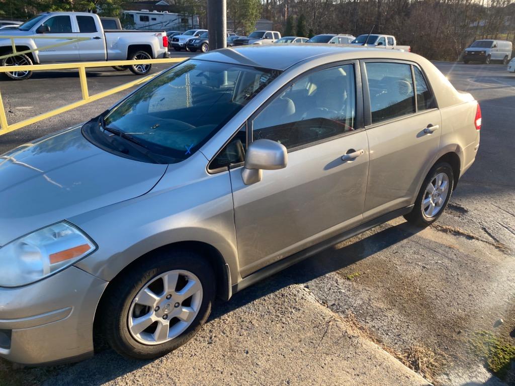 2009 Nissan Versa SL's photo